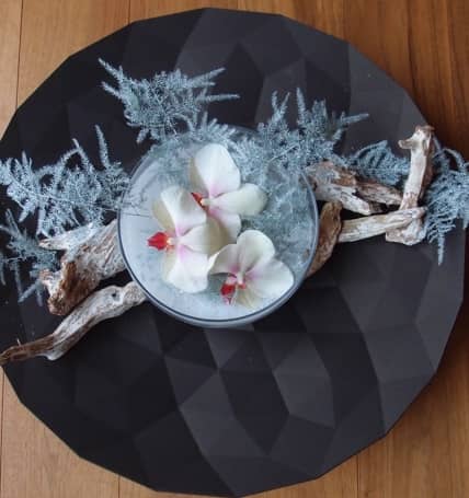 Decoratie bord met orchidee hout en takjes